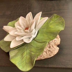 Vintage GEORGIAN Porcelain Water Lilly Figurine